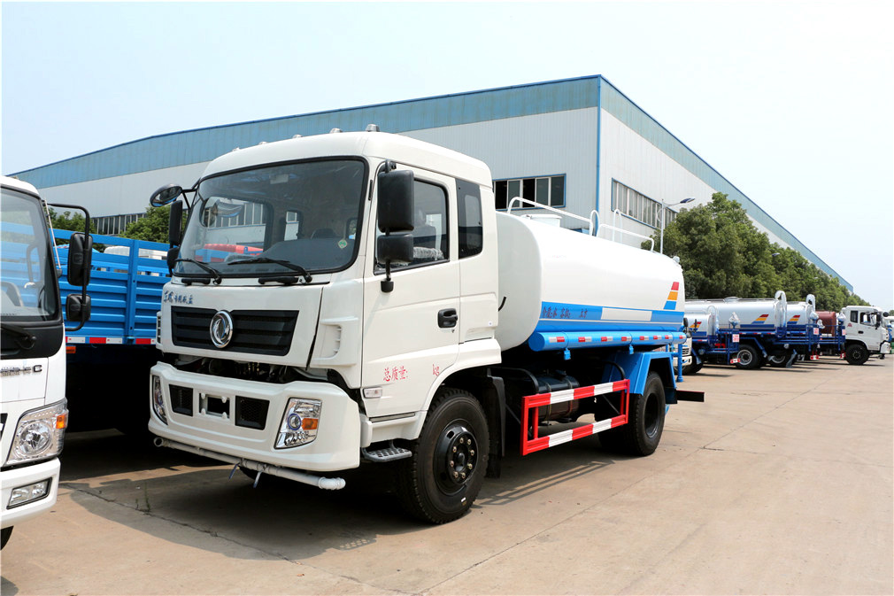 東風(fēng)專底灑水車(12方)