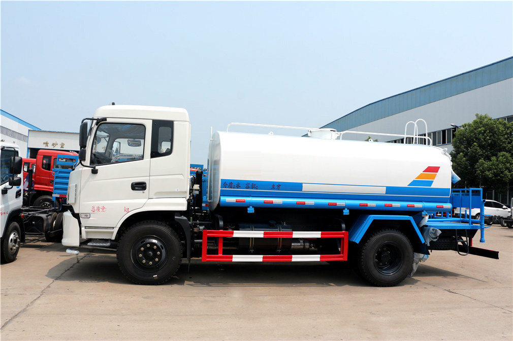 東風(fēng)專底灑水車(12方)