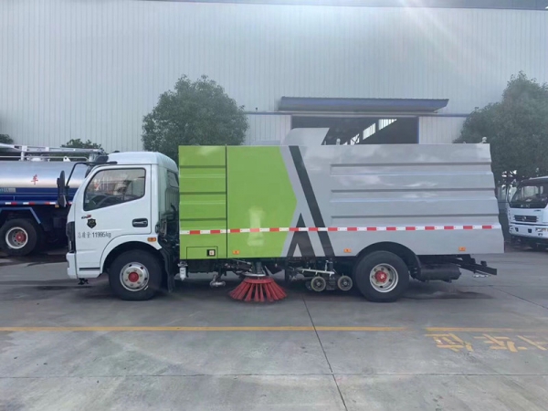 東風大多利卡掃路車(2.5方水罐5方塵罐)