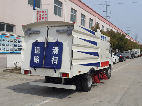 五十鈴掃路車（1.5方水罐，4方塵罐）