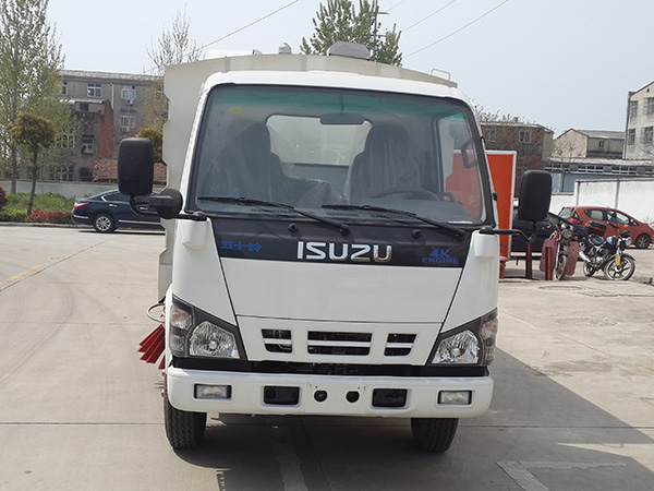 五十鈴掃路車（1.5方水罐，4方塵罐）