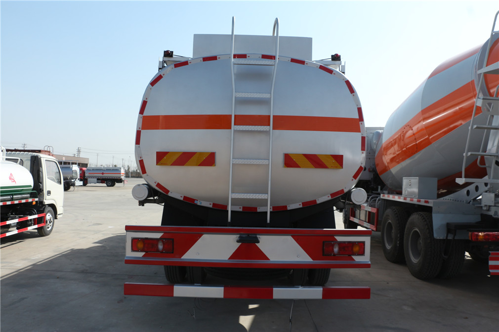 東風(fēng)天錦小三軸20方運油車