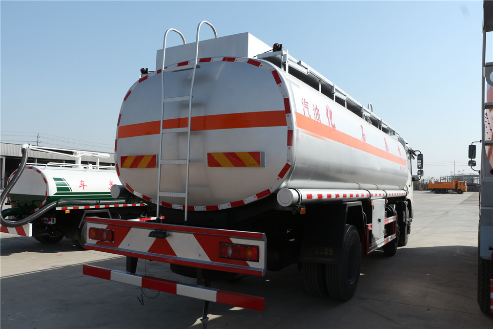 東風(fēng)天錦小三軸20方運油車