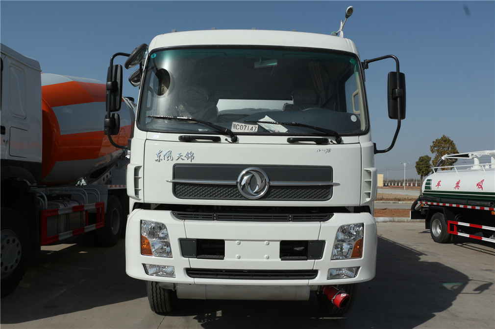 東風(fēng)天錦小三軸20方運油車