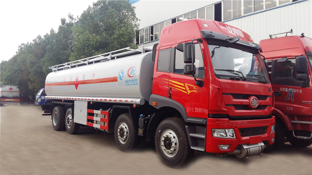 解放前四后六26.6方運(yùn)油車