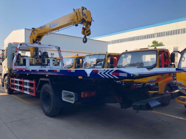 東風(fēng)天錦平板帶吊清障車(chē)