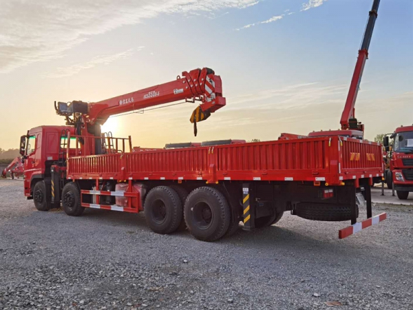 東風(fēng)D7前四后八12-16噸隨車吊