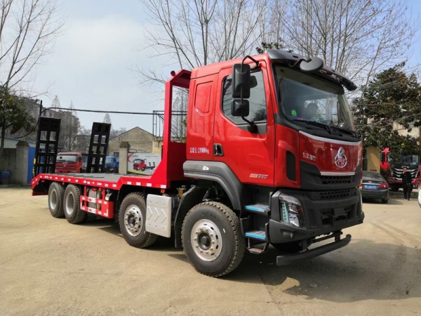 國(guó)六柳汽乘龍前四后八平板運(yùn)輸車,挖機(jī)拖車