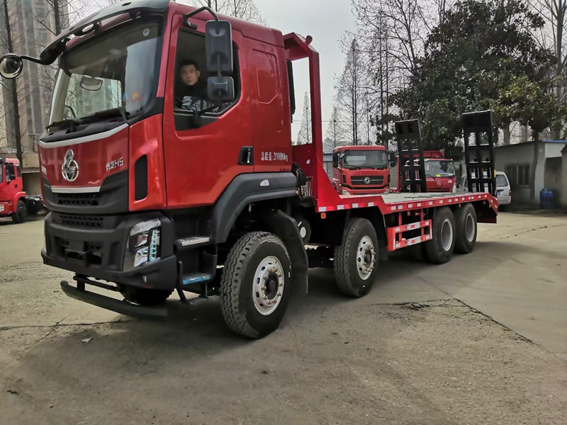 國六柳汽乘龍前四后八平板運輸車，挖機拖車