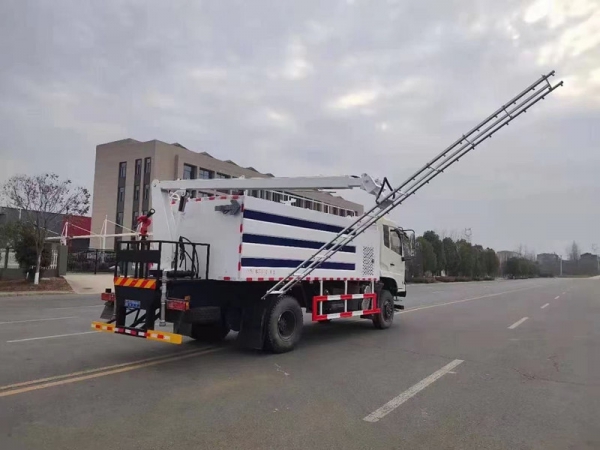 東風四驅光伏板清洗車,8方水罐