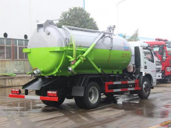 東風大多利卡8方吸污車