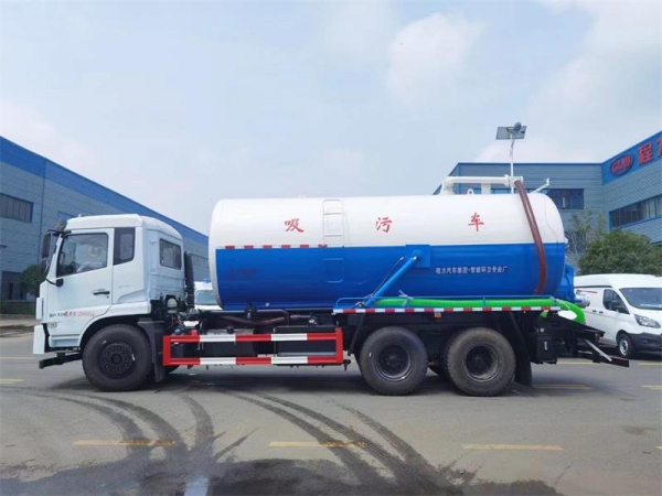 東風D17后雙橋18方吸污車,配水循環泵加10米吸污帶。