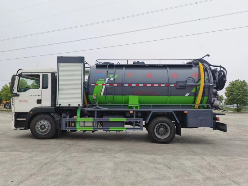重汽豪沃15方清洗吸污車(chē)